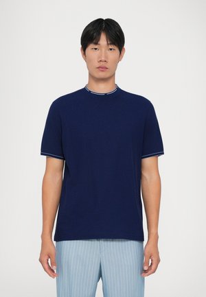 Marineblaue T-Shirt mit Rundhalsausschnitt und kontrastierendem hellblauen Saum. Kurze Ärmel, weicher Stoff und lockere Passform. Dezente Textur sichtbar.