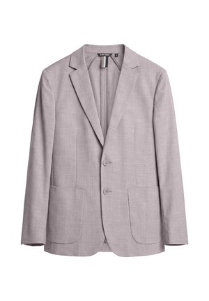 Blazer gris claro texturizado con solapas de muesca, dos botones y bolsillos delanteros aplicados, presentado sobre un fondo blanco.