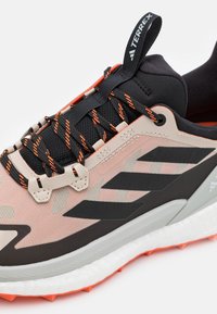 Adidas Terrex FREE LOW - Fjellsko - beige/core black/semi impact orange