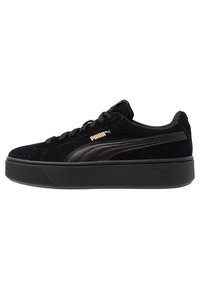 Sneaker platform in suede nero con punta tonda, chiusura con lacci, suola in gomma nera testurizzata e accento del logo Puma dorato di lato.