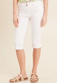 Witte gecropte spijkerbroek gemaakt van denim, met twee frontzakken, een knoopsluiting en een slim fit tot halverwege de kuit.