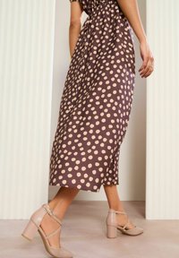 Friends Like These WIDE FIT - CROSS STRAP MID BLOCK COURT - Klasiski papēži - nude