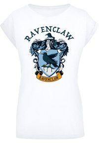 Valkoinen T-paita, jossa on sininen ja musta Ravenclaw-erinomainen suunnittelu. Sisältää korppieläimen, suojeluskilven ja tekstin "RAVENCLAW" paksulla kirjasin tyylillä.