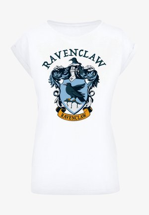 Valge T-särk sinise ja musta Ravenclawi vapi disainiga. Kujutisel on varese, kilp ja tekst "RAVENCLAW" paksude tähtedega.