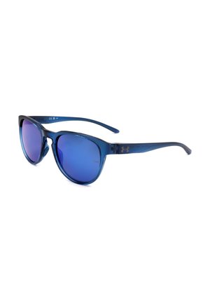Occhiali da sole con montatura traslucida blu, lenti specchiate blu e logo Under Armour sull'asta, vista angolata su sfondo bianco.