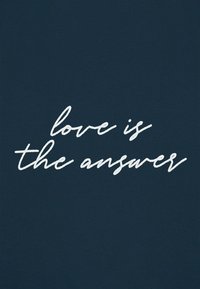 Sfondo blu scuro con testo bianco scritto a mano che recita "l'amore è la risposta". Il testo ha un aspetto leggermente texturizzato.