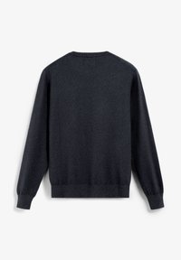 Ciemnoszary sweter z okrągłym dekoltem, długimi rękawami i ściągaczami przy mankietach. Gładka faktura i prosta forma, brak widocznych wzorów lub elementów metalowych.