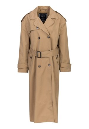 Beige dubbelgeknoopt trenchcoat met riem, schouderepauletten, met knopen sluitende manchetten en brede revers, hangend tegen een witte achtergrond.