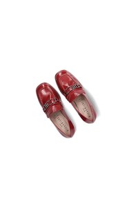 Rode patenten leren loafers met een gestructureerde afwerking, voorzien van een zilverkleurig hardwareaccent over de bovenkant en een gladde inleglabel.