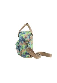 Borsa a tracolla mimetica in verde, blu e beige, realizzata in materiale resistente con una finitura testurizzata, dotata di tracolla regolabile e tasca esterna.
