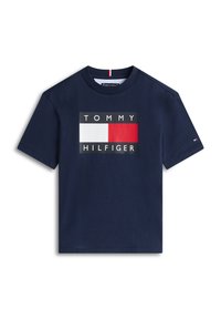 Tricou din bumbac albastru marin, cu un logo dreptunghiular care afișează "TOMMY" în alb și "HILFIGER" în negru, accentuat cu blocuri roșii și albe.