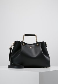 Sort læderhandtaske med en tekstureret overflade, en guldfarvet top-håndtag og en aftagelig rem. Udstyret med logo og guldhardware-accenter.