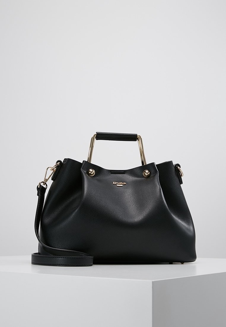 Sort læderhandtaske med en tekstureret overflade, en guldfarvet top-håndtag og en aftagelig rem. Udstyret med logo og guldhardware-accenter.