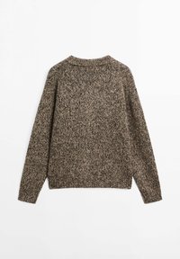 Brun och grå spräcklig stickad tröja, rundad halsringning, långa ärmar, med en avslappnad passform och ribbad mudd och nederkant. Texturerad yta genomgående.