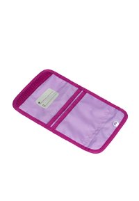 Portafoglio in tessuto viola con una texture morbida, dotato di due scomparti per carte e un portachiavi. L'interno è di un viola chiaro con bordi cuciti.