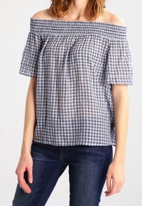 Hrubá košile s odhalenými rameny v námořnické modré a bílé barvě, se smocked vrškem a krátkými rukávy, vyrobená z lehkého materiálu.