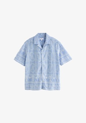 Jasnoniebieska koszula na krótki rękaw z guzikami, ozdobiona białymi haftami w kwiatowe i geometryczne wzory oraz klasycznym kołnierzykiem.