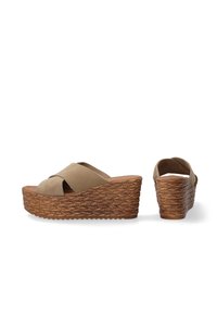 Beige suède wedgesch hemdsandalen met kruislingse banden en een gestructureerd, geweven platform. De hak loopt taps toe naar een smallere vorm.