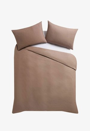 Beiger Bettbezug und zwei passende Kissenbezüge auf einem weißen Bett, von oben gezeigt, wobei die Bettdecke teilweise zurückgefaltet ist.