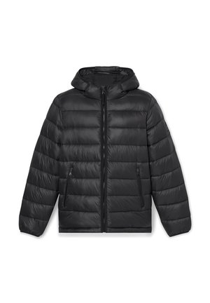 Chaqueta puffer negra con capucha, con un diseño acolchado, cierre de cremallera y dos bolsillos laterales. Material suave y ligero con una textura lisa.
