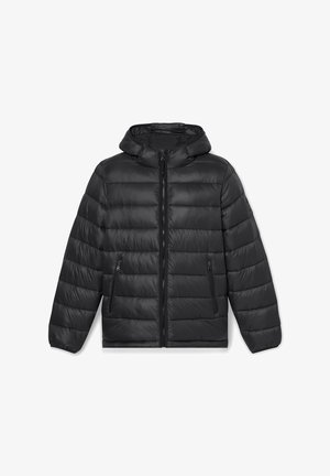 Zwarte pufferjas met capuchon, met een doorgestikt ontwerp, ritssluiting en twee zijzakken. Zacht, lichtgewicht materiaal met een gladde textuur.