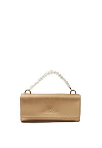 Geantă din piele aurie cu un mâner din perle și elemente de hardware aurii. Dispune de un închidere cu clapetă și logo embosat pe față. Textură netedă.