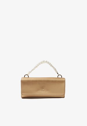 Guld lædertaske med perlehåndtag og gyldent hardware. Har klaplukning og præget logo på forsiden. Glat tekstur.