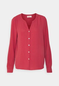 Blusa vermelha de mangas longas com decote em V e fecho de botão, apresentando uma textura suave e um ajuste ligeiramente descontraído.