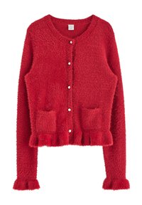Rote, flauschige Strickjacke mit rundem Halsausschnitt, langen Ärmeln, zwei vorderen Taschen, fünf weißen Knöpfen und einem gewellten Saumdetail.