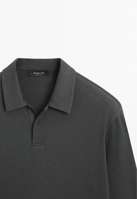 Donkergrijs poloshirt met een klassieke kraag, een knoopsluiting met twee knopen en een zachte stoftextuur. Het label draagt de tekst "Massimo Dutti."