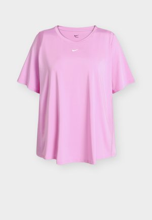 Világos rózsaszín rövid ujjú Nike sportpóló kerek nyakkivágással és fehér Nike Swoosh logóval, amely a gallér alatt középre van helyezve.