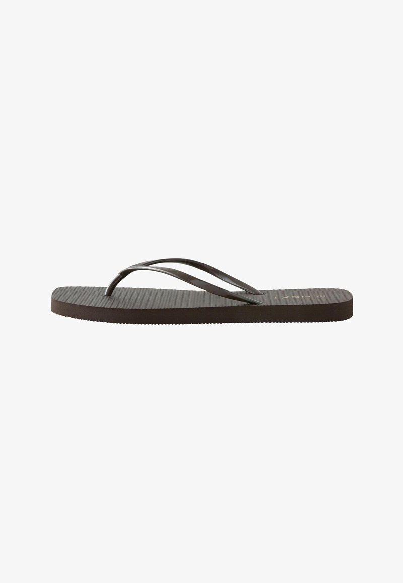 Tongs plates en caoutchouc marron foncé avec semelle texturée et fines brides en forme de Y sur fond blanc.