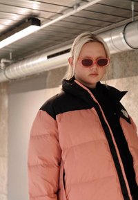 The North Face PLUS 1996 RETRO NUPTSE JACKET - Casaco de penas - rose dawn