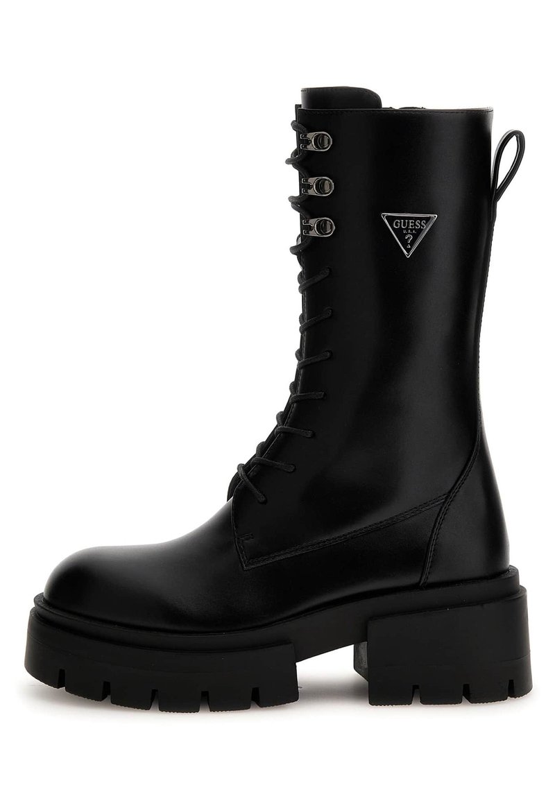 Botte de combat en cuir noir avec une tige haute, des lacets, une semelle épaisse et un logo triangulaire sur le côté extérieur.