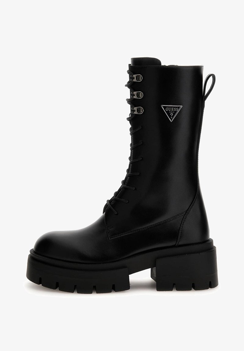 Botte de combat en cuir noir avec une tige haute, des lacets, une semelle épaisse et un logo triangulaire sur le côté extérieur.