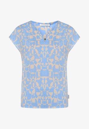 Krótki rękaw, niebiesko-beżowy top w geometryczne wzory z dekoltem w kształcie litery V i małym czarnym guzikiem przy szyi.
