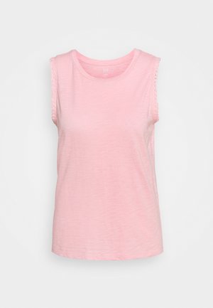 Maglietta senza maniche di colore rosa, realizzata in tessuto morbido e leggero. Presenta un collo rotondo e un bordo in pizzo lungo i bordi delle spalle.