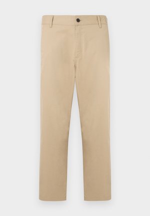 Bež bombažne hlače z ravnim krojem, z zadrgo z gumbi spredaj in stranskimi žepi. Gladek tekstura, minimalni detajli šivov.