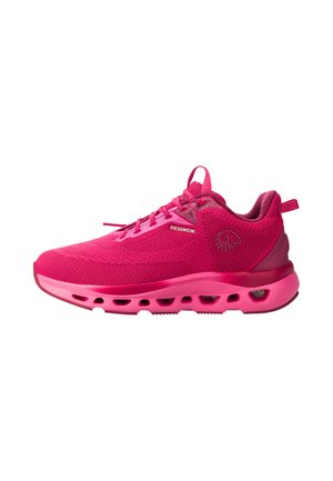 Felroze sportieve sneaker met ademend mesh bovenwerk, dikke geventileerde zool, gevoerde kraag en treklipjes bij hiel en tong.