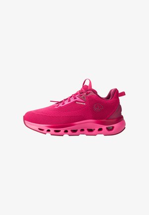 Helles pinkes Sport-Sneaker mit atmungsaktivem Mesh-Obermaterial, dicker belüfteter Sohle, gepolstertem Schaft und Zuglaschen an Ferse und Zunge.