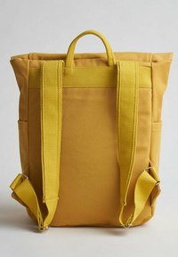 Zaino in tessuto giallo con una forma strutturata, doppie cinghie regolabili, manico superiore e tasche laterali esterne per una maggiore capacità di stoccaggio.