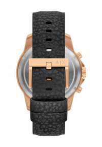 Cinturino in pelle nera testurizzata con fibbia oro rosa riportante il marchio "A | X," attaccato a un orologio cronografo con cassa oro rosa visto dal retro.