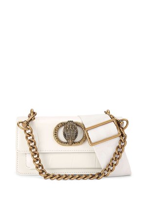 Borsa in pelle verniciata bianca con tracolla a catena dorata, caratterizzata da una fibbia decorativa in metallo e un dettaglio in tessuto a contrasto.