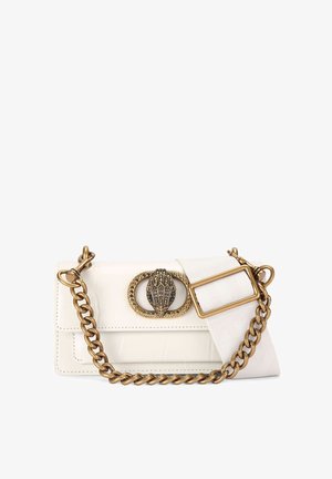 Sac à main en cuir verni blanc avec une bandoulière en chaîne dorée, doté d'un fermoir décoratif en métal et d'un accent en tissu contrastant.