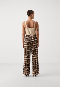 ONLY Petite ONLHILLERY - Kelnės - black/brown tie dye