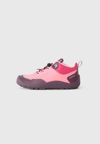 Sneaker per bambini in rosa e viola con suola robusta, stringhe elastiche con sistema a togliere, linguetta per il tallone e branding "reimatec" sul tallone.