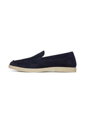 Marineblaue Wildleder-Loafers mit abgerundetem Zehenbereich, weicher Textur und einer cremefarbenen Gummisohle. Sie verfügen über ein Schlupf-Design mit minimalen Akzenten.