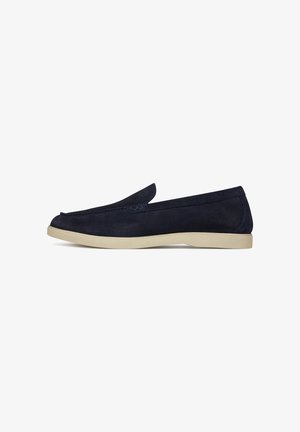 Marineblauwe suède loafers met een ronde neus, zachte textuur en een crèmekleurige rubberen zool. Voorzien van een instapmodel met minimale accenten.