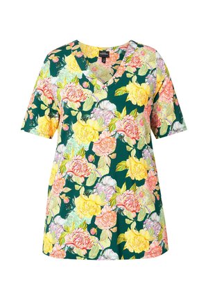 Groen T-shirt met V-hals en korte mouwen met grote gele, roze en witte bloemenprint en groene bladeren.