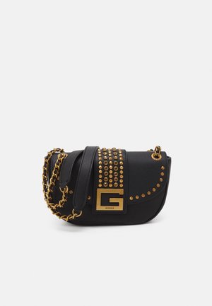 Borsa a tracolla in pelle nera con borchie dorate e una catenella, con un prominente logo "G" su un accento rettangolare dorato. Forma compatta e curvilinea.